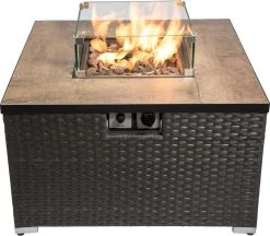 Teamson Home Vierkant Propaan Gas Vuurtafel - Vuurkorf Buiten - Geen Rook - Terrashaard - Rotan/Metaal - Met Windscherm, Lavastenen & Omslag