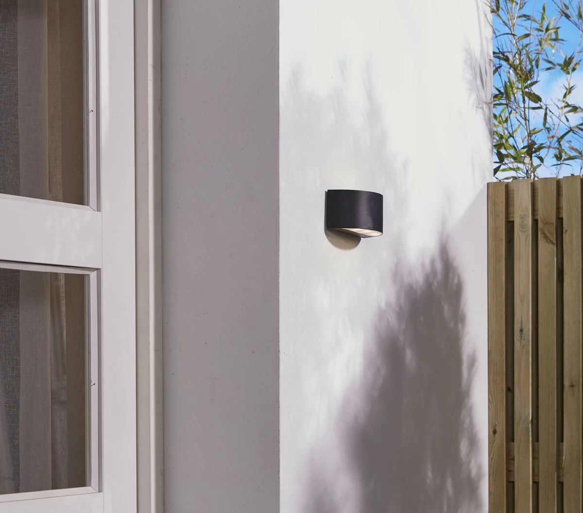 Luxform Arc - Tuinwandlamp - Oplaadbare USB LED Lamp - Zwart 5 Luxform Arc - Tuinwandlamp - Oplaadbare USB LED Lamp - Zwart - Afbeelding 3