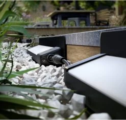 Philips Hue Amarant Verstraler - Wit En Gekleurd Licht - Zwart - Laagspanning -Philips Hue Winkel 1200x1144 2