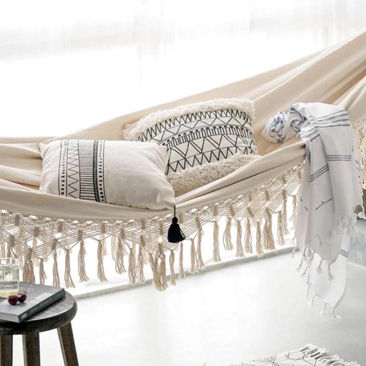 QUVIO Hangmat Voor In De Tuin - Tuinstoelen - Reishangmat Voor Camping, Outdoor En Reizen - Hamock - Katoen Ademend - Maximale Belasting Van 250KG - Lig Oppervlak Van 180 Cm - Geschikt Voor 1 Persoon - Beige 7 QUVIO Hangmat Voor In De Tuin - Tuinstoelen - Reishangmat Voor Camping, Outdoor En Reizen - Hamock - Katoen Ademend - Maximale Belasting Van 250KG - Lig Oppervlak Van 180 Cm - Geschikt Voor 1 Persoon - Beige - Afbeelding 5