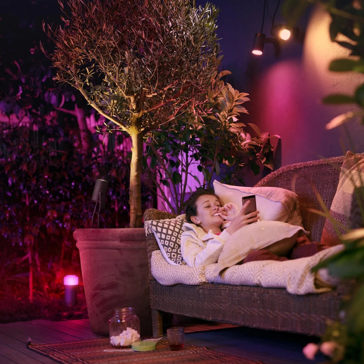 Philips Hue Lily Tuinspot Starterspakket - Prikspot White And Color Ambiance - Prikspots Voor Buiten - Tuinverlichting - 2 Spots - Zwart 7 Philips Hue Lily Tuinspot Starterspakket - Prikspot White And Color Ambiance - Prikspots Voor Buiten - Tuinverlichting - 2 Spots - Zwart - Afbeelding 5