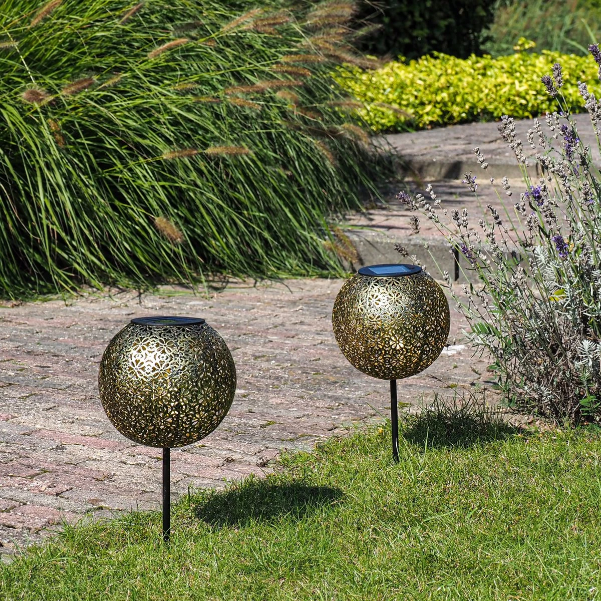 Gadgy Solar Tuinpad Met Grondspies - Solar Tuinverlichting Set Van 2 St. - Tuinfakkel 34CM Hoog - Tuinverlichting Op Zonneenergie Buiten - Led Buitenverlichting Met Sensor - Tuinsteker - Brons Kleurig Metaal 4 Gadgy Solar Tuinpad Met Grondspies - Solar Tuinverlichting Set Van 2 St. - Tuinfakkel 34CM Hoog - Tuinverlichting Op Zonneenergie Buiten - Led Buitenverlichting Met Sensor - Tuinsteker - Brons Kleurig Metaal - Afbeelding 2