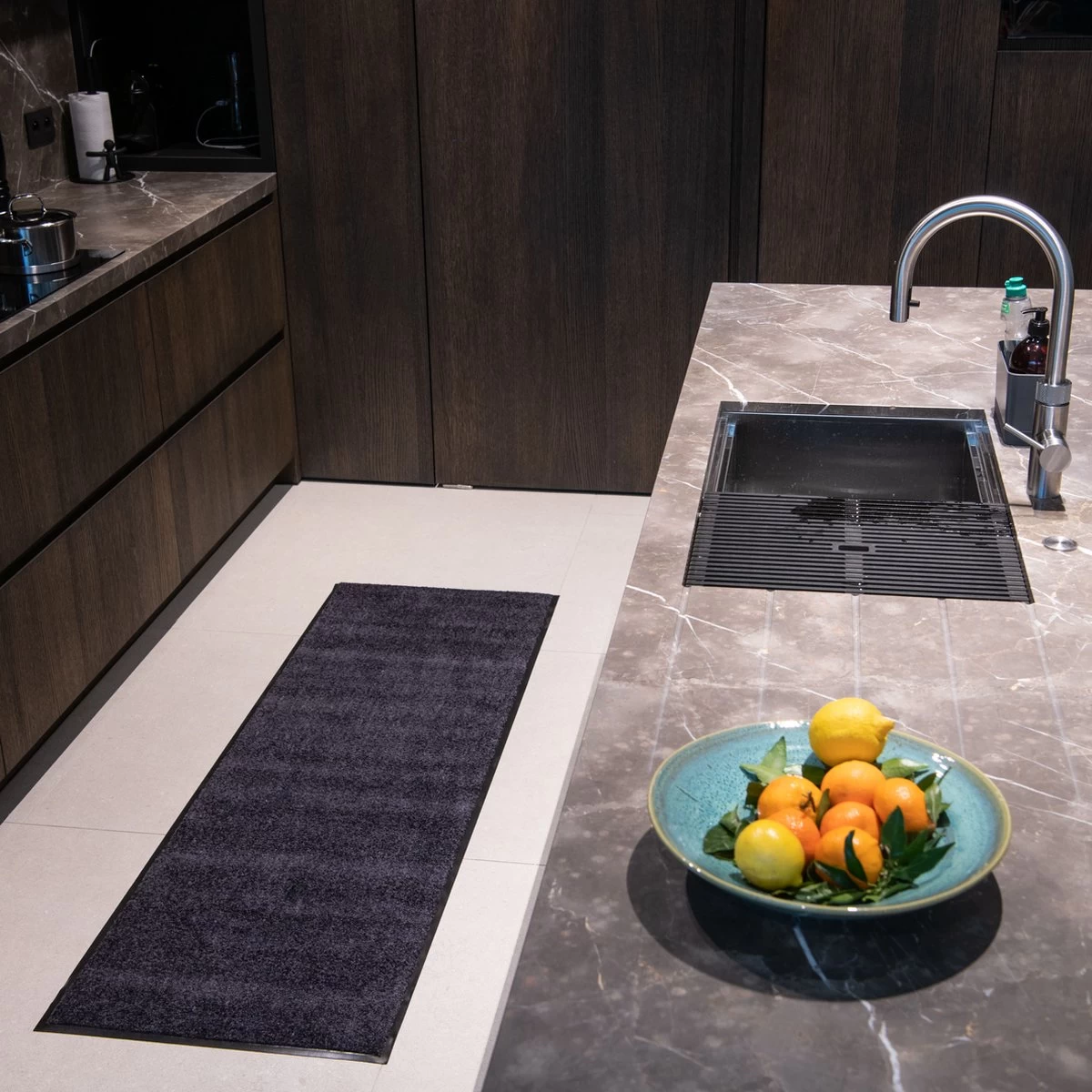 Virusreducerende Keukenmat/Keukenloper Studio M - HYGIENE PRO - Keukentapijt - 60X180 Cm - Zwart - Loper Tapijt - Loper Gang - Loper Vloerkleed - Verschillende Afmetingen 3 Virusreducerende Keukenmat/Keukenloper Studio M - HYGIENE PRO - Keukentapijt - 60X180 Cm - Zwart - Loper Tapijt - Loper Gang - Loper Vloerkleed - Verschillende Afmetingen