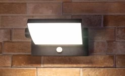 Verstelbare Wandlamp Berlin Met Sensor - Zwart | Ideale Tuinlampen Voor Aan De Muur, Wand Of Schutting -Philips Hue Winkel 1200x732 3