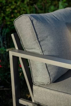 Garden Impressions Durban Loungeset - 4-delig - Zwart 34 Garden Impressions Durban Loungeset - 4-delig - Zwart -Philips Hue Winkel 800x1200 51