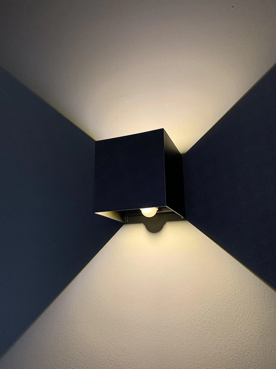 Lura Life - Design Wandlamp Kubus Met Bewegingssensor - LED - Zwart - 3000K Warm Wit - IP65 Waterdicht - Muurlamp - Geschikt Voor Binnen & Buiten - Motion Sensor 4 Lura Life - Design Wandlamp Kubus Met Bewegingssensor - LED - Zwart - 3000K Warm Wit - IP65 Waterdicht - Muurlamp - Geschikt Voor Binnen & Buiten - Motion Sensor - Afbeelding 2