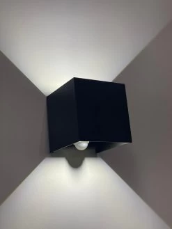 Lura Life - Design Wandlamp Kubus Met Bewegingssensor - LED - Zwart - 3000K Warm Wit - IP65 Waterdicht - Muurlamp - Geschikt Voor Binnen & Buiten - Motion Sensor 25 Lura Life - Design Wandlamp Kubus Met Bewegingssensor - LED - Zwart - 3000K Warm Wit - IP65 Waterdicht - Muurlamp - Geschikt Voor Binnen & Buiten - Motion Sensor -Philips Hue Winkel 900x1200 26