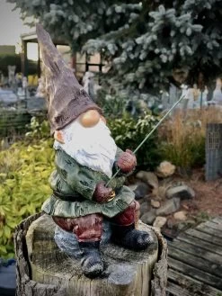 Kabouter Met Hengel 25,6 Cm Hoog - Kabouter - Tuinkabouter - Polyester - Polystone - Beeld - Tuinbeeld - Hoogkwalitatieve Kunststof - Decoratiefiguur - Interieur - Accessoire - Voor Binnen - Voor Buiten - Cadeau - Geschenk - Nieuwjaar - Kerst